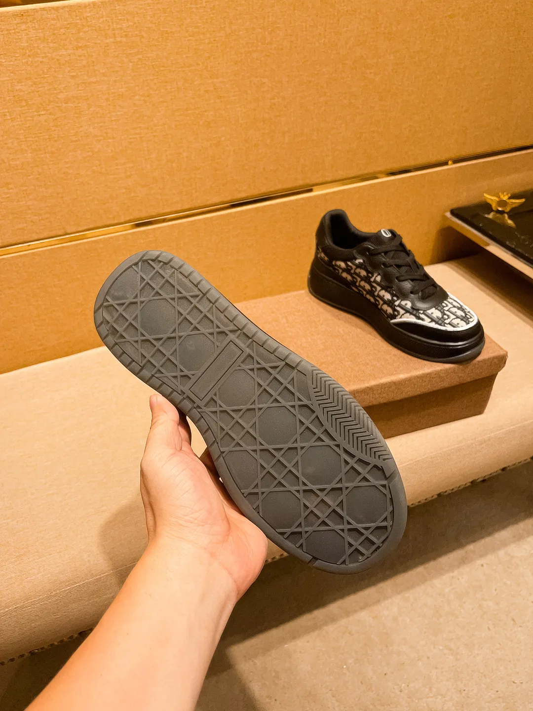 Men's shoes 💰 440💰【Dior】🔥Men's high-end brand of shoes official website 1:1 latest masterpiece: the upper is made of Italian imported first-layer cowhide with a comfortable and breathable lining➕original non-slip and wear-resistant outsole🔥, making walking more convenient and comfortable! An exclusive new model, a stunning work, a beautiful 1:1 replica [color] compared to the official quality! Create a fashionable personality to set off your uniqueness! A must-have for trendy men! Classic 🔥Size: 38-44 Color: 🔥 2⃣️colors available🔥